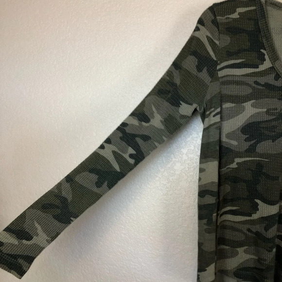Anthropologie T.la Vicky Camo Thermal V Neck Long Sleeve Top Size XS - Picture 3 of 7